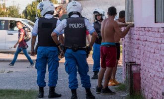 Brutal allanamiento policial en un comedor popular de Lanús