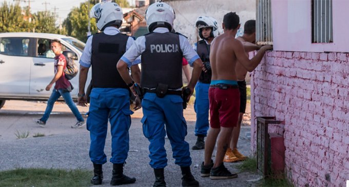 Brutal allanamiento policial en un comedor popular de Lanús