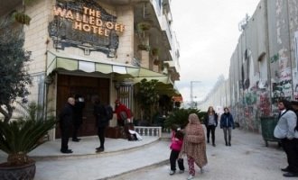Banksy abre un hotel en Palestina contra el muro del apartheid