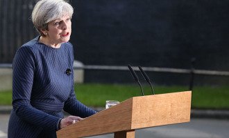 May llama a elecciones en busca de legitimidad