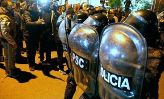 La policía reprimió una manifestación en Santa Cruz