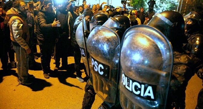 La policía reprimió una manifestación en Santa Cruz