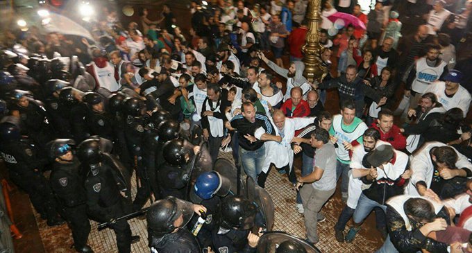 Luego de la represión, la docencia vuelve al paro