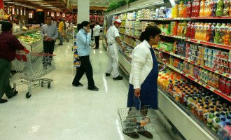 Aumentan los alimentos básicos y caen las ventas en supermercados