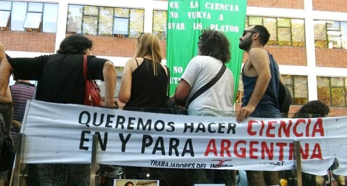 Acuerdo Ciencia-Educación para insertar a los becarios excluidos del CONICET