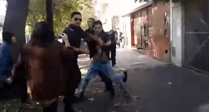 La Policía sacó a la rastra a dos alumnos menores de una escuela de Banfield