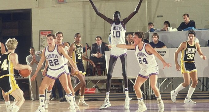 Manute Bol, entre las ruinas y el éxito