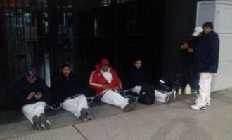 Trabajadores de Cresta Roja se encadenaron en el Ministerio de Trabajo