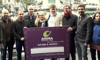 Entregaron diplomas “al aguante” a comerciantes porteños que sufren el ajuste