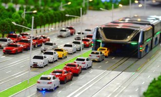 Invento fallido: el colectivo chino que andaba por arriba de los autos era un fraude