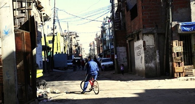 Denuncian que el gobierno porteño incumple el plan de urbanización de la Villa 20