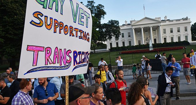 Trump prohíbe a las personas trans en las Fuerzas Armadas