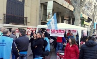 Instalan carpa frente al diario Los Andes contra ocho despidos