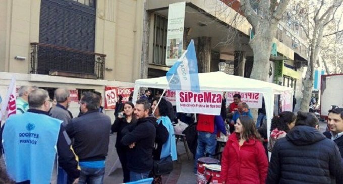 Instalan carpa frente al diario Los Andes contra ocho despidos