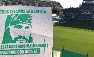 Lluvia de volantes en Banfield por Santiago Maldonado