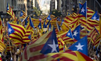 Multitudinaria manifestación en Barcelona en defensa del Referéndum