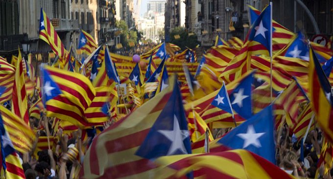 Multitudinaria manifestación en Barcelona en defensa del Referéndum