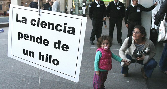 Ante la falta de respuestas, continúa la ocupación del Ministerio de Ciencia