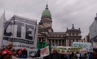“El gobierno asfixia y ningunea a la agricultura familiar”