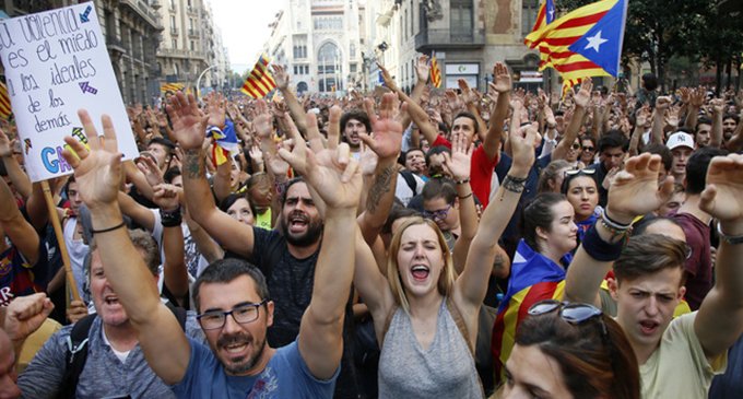 Protestas en Cataluña contra represión del referéndum