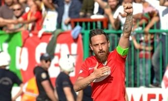 Deniz Naki: con el Che y Kurdistán a una cancha de fútbol