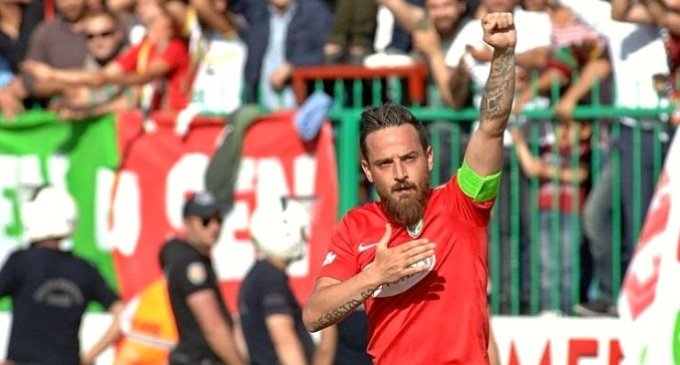 Deniz Naki: con el Che y Kurdistán a una cancha de fútbol