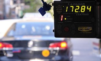 Más aumentos: también suben taxis, estacionamientos y acarreo