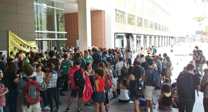 Científicos e investigadores tomaron pacíficamente el hall del Polo Científico