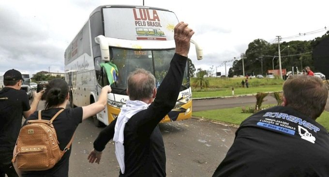 Atacaron a tiros la caravana de Lula da Silva