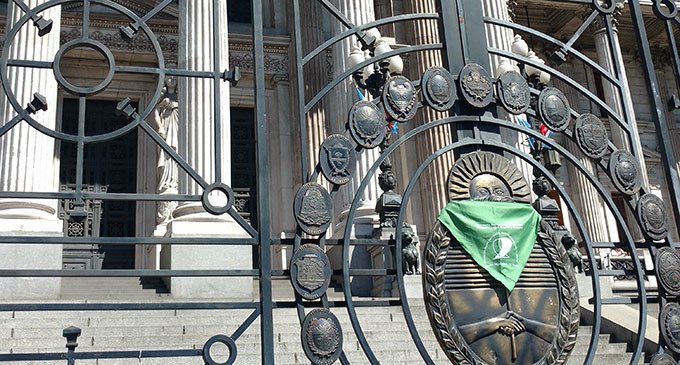 Con 71 firmas de distintos bloques se presentó el proyecto para legalizar el aborto