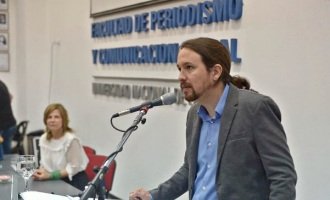 Pablo Iglesias recibió el premio Rodolfo Walsh y se lo dedicó al movimiento feminista