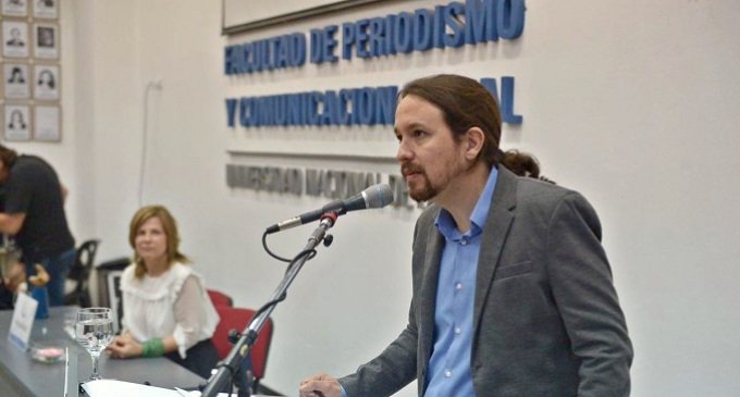 Pablo Iglesias recibió el premio Rodolfo Walsh y se lo dedicó al movimiento feminista
