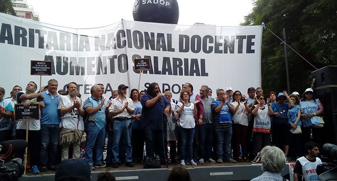 Se hace sentir en todo el país el paro docente por aumento salarial
