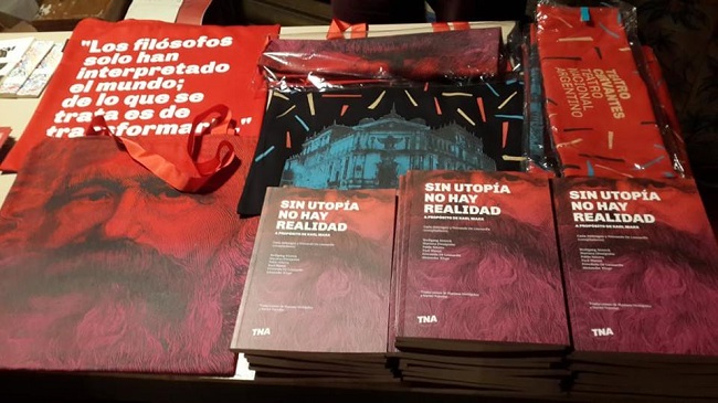 Libros y bolsas - ©Teatro Nacional Argentino - Teatro Cervantes