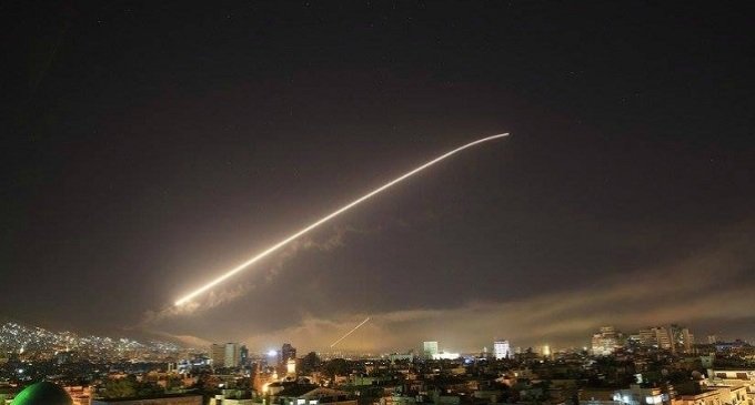 EE.UU. bombardea Siria y tienta al destino