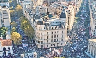 Docentes y estudiantes se manifestaron en Plaza de Mayo contra el recorte en educación