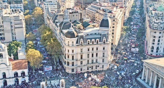 Docentes y estudiantes se manifestaron en Plaza de Mayo contra el recorte en educación