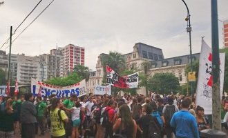 Docentes y estudiantes marcharon contra la creación de “UniCABA”