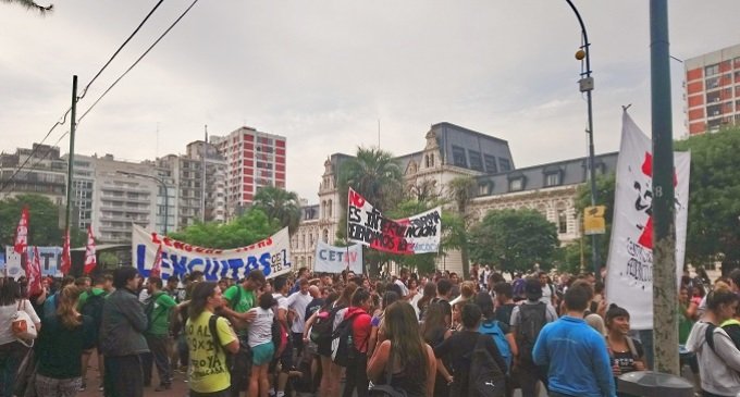 Docentes y estudiantes marcharon contra la creación de “UniCABA”
