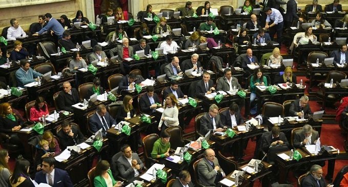 Media sanción para el aborto legal