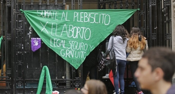 De la escuela a las calles, la nueva generación de feministas