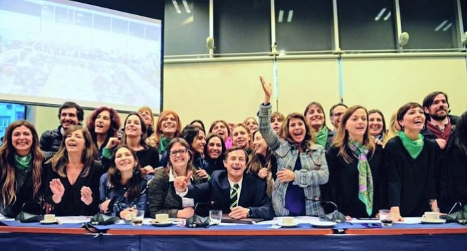 Contando voto a voto por el aborto legal: 128 a favor y 123 en contra