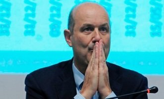 Sturzenegger se va, la crisis queda
