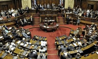 Media sanción para la ley que regula la pauta oficial en Uruguay
