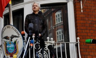 Ecuador amenaza con quitarle asilo político a Julian Assange