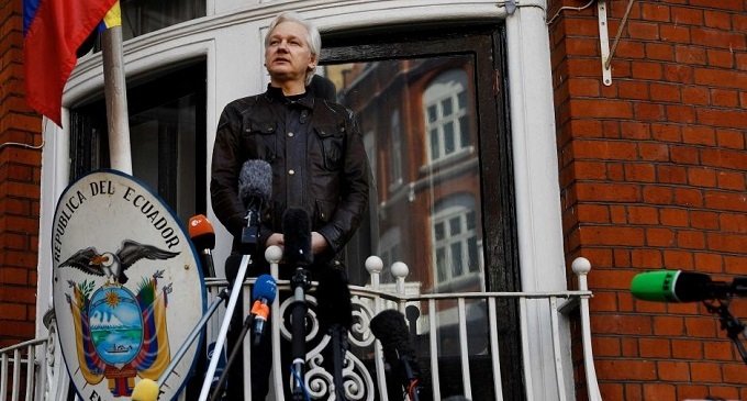 Ecuador amenaza con quitarle asilo político a Julian Assange
