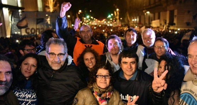 Marcha de antorchas en defensa de la universidad pública