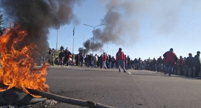 Se calienta la política en las calles y en el parlamento