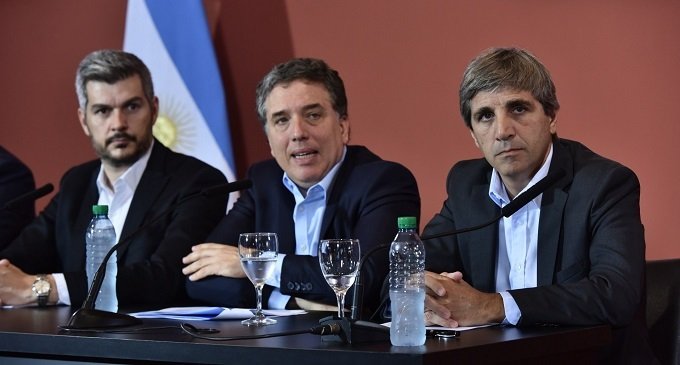 El gobierno busca un nuevo acuerdo con el FMI para frenar la suba del dólar