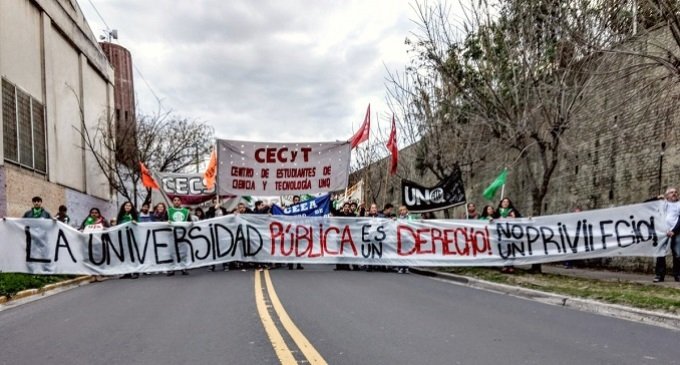 Abrazos y movilizaciones contra el recorte a las Universidades Nacionales